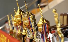 国足大战在即！7万球迷涌入，欢呼声震耳欲聋，看台全是中国红