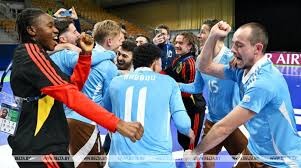 超远三分命中，全队抱头