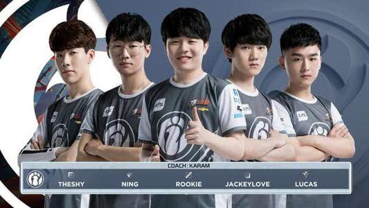 足6英尺的 足6英尺的